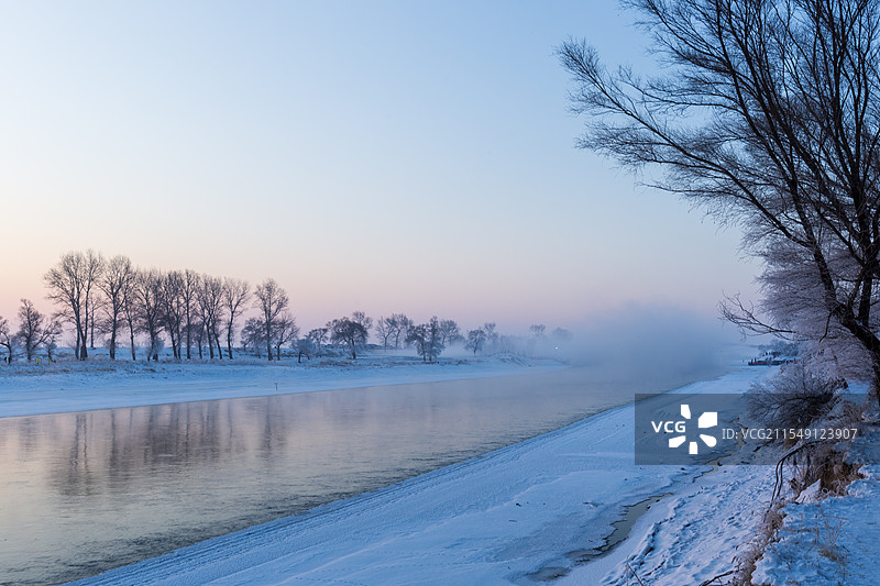 吉林市龙潭区雾凇岛清晨时分的雾凇图片素材