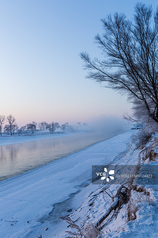 吉林市龙潭区雾凇岛清晨时分的雾凇图片素材