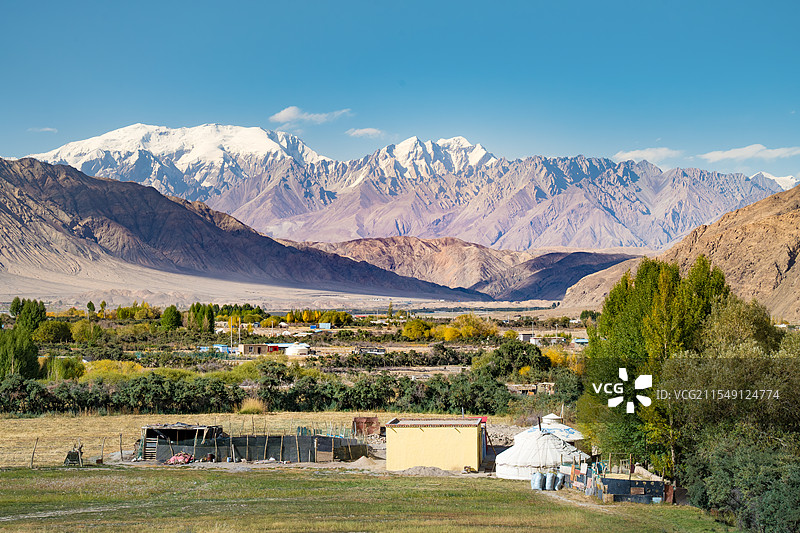 新疆喀什塔什库尔干风光草原雪山图片素材