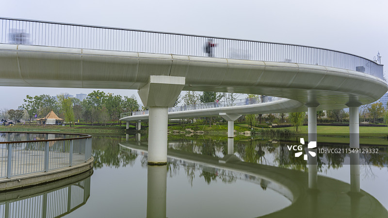 杭州余杭玉湖公园湖上步行桥图片素材