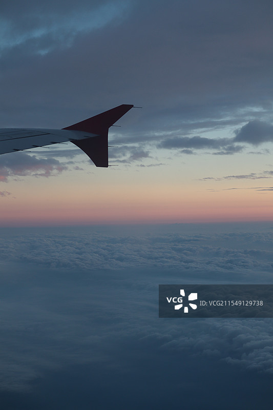 飞机遮光板望出去的日落时分的云海图片素材