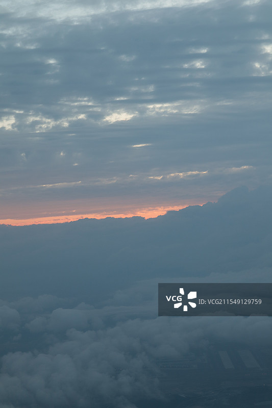 飞机遮光板望出去的日落时分的云海图片素材
