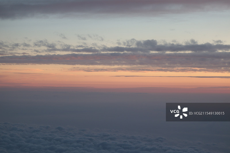 飞机遮光板望出去的日落时分的云海图片素材