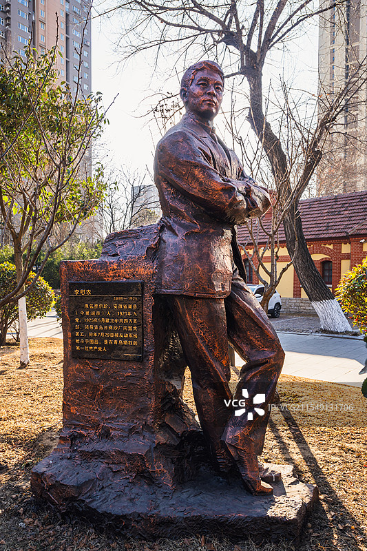 中共青岛党史纪念馆  李慰农雕像图片素材