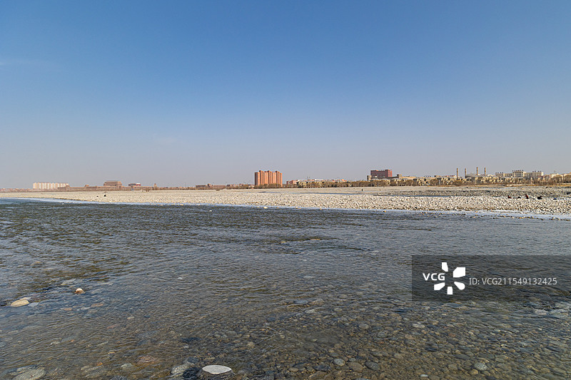 冬季的玉龙喀什河、挖玉的人图片素材