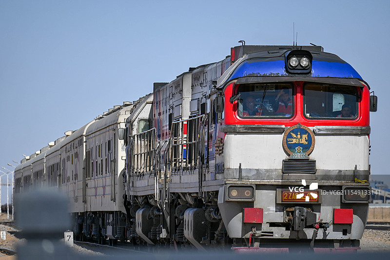 从乌兰巴托开来的蒙古列车图片素材