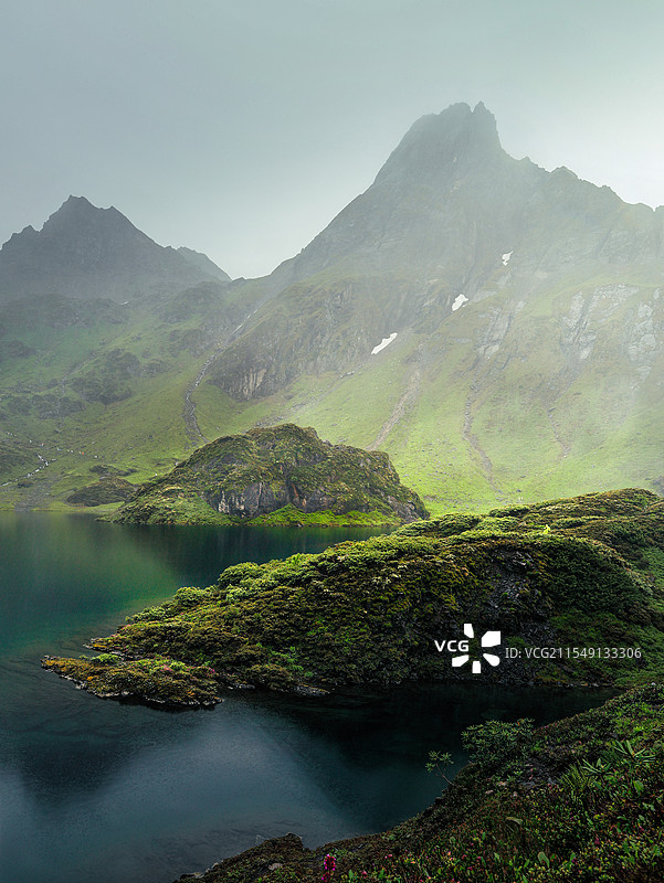 烟雨蒙蒙中的南极洛图片素材