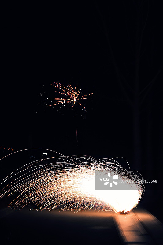 天上地下烟火同框图片素材