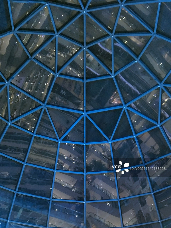 西安赛格室内玻璃屋顶几何图案图片素材