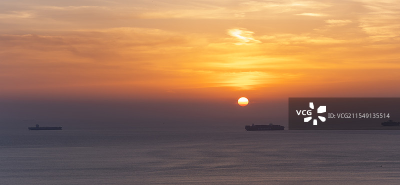 海上日出轮渡图片素材