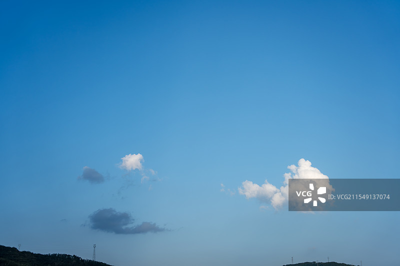 傍晚时分的高压电塔剪影图片素材