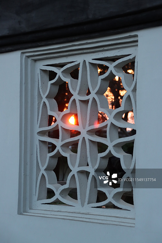 花窗与日落拍摄于苏州虎丘图片素材