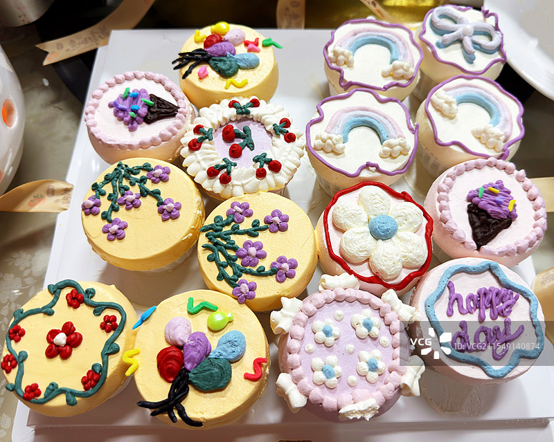 各种彩绘小蛋糕图片素材