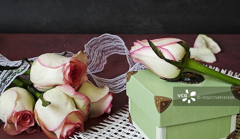 静物：情人节礼物（玫瑰花与礼物）图片素材