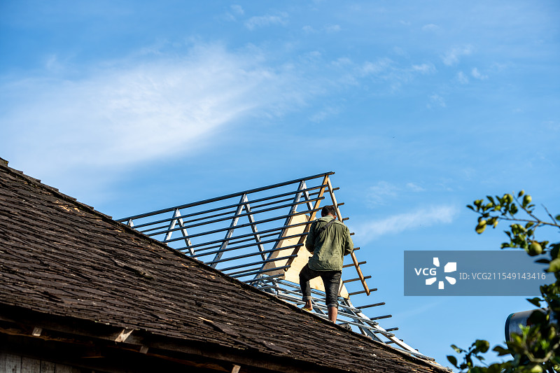 曼远村村民在屋顶搭建金属框架图片素材