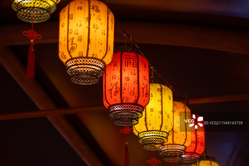 夜间悬挂照明灯笼的低角度视图图片素材