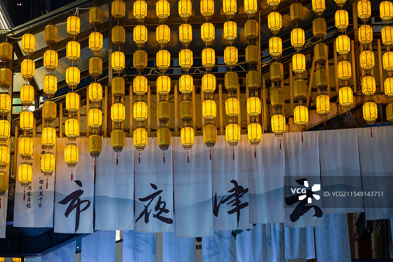 云津夜市 夜间悬挂照明灯笼的低角度视图图片素材