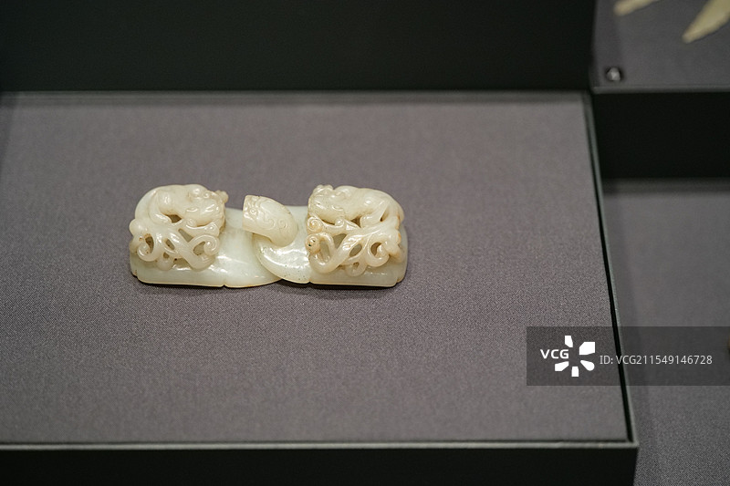 精致镂空玉雕图片素材