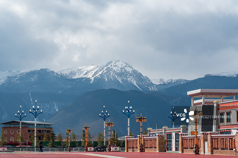 雪山下的香格拉里高铁站图片素材
