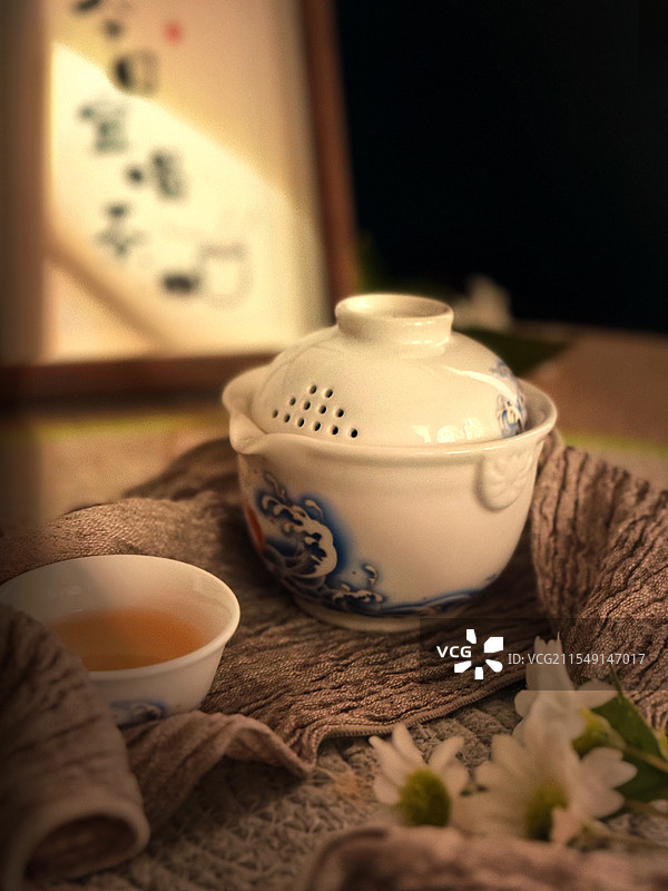 阳光下一人喝茶图片素材