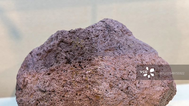 气孔状玄武安山岩 青岛市即墨产 山东地质博物馆图片素材