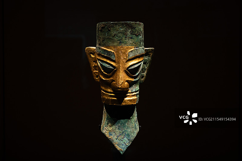 三星堆博物馆藏品：戴金面罩青铜人头像，约公元前1300-前1100年，1986年2号坑出土图片素材