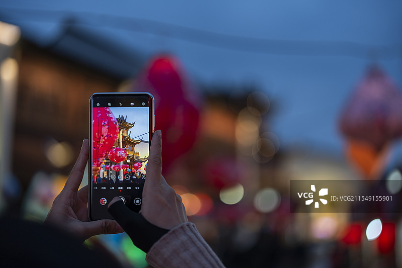 手机拍摄中国新年春节庙会灯会图片素材