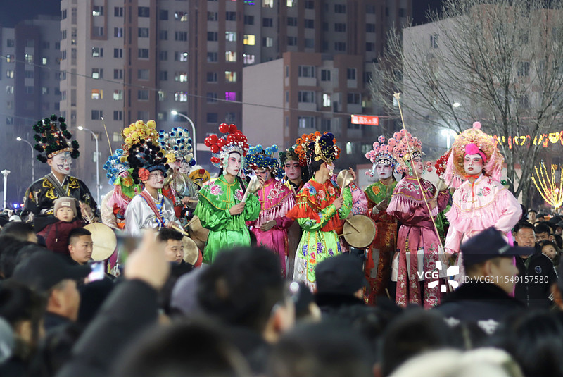 天津葛沽宝辇会的高跷队表演图片素材