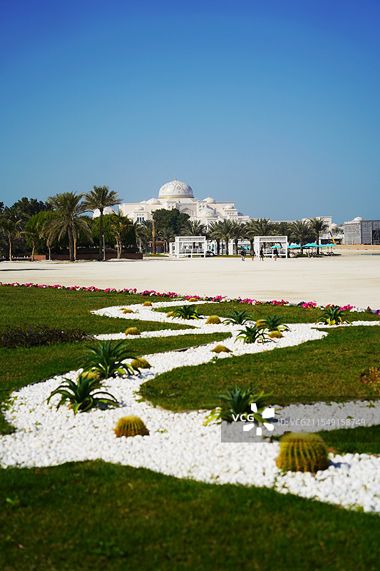 皇宫酒店视角下的阿布扎比总统府远景图片素材