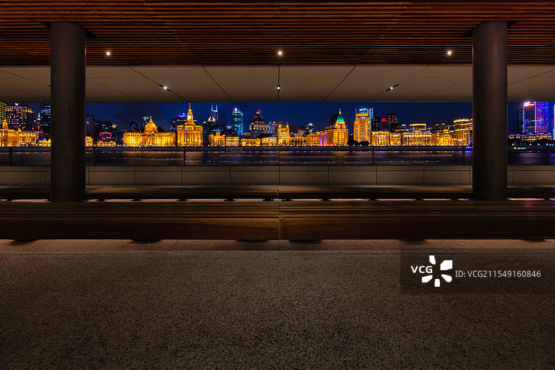 上海浦东陆家嘴浦东美术馆观景长廊的对岸浦西外滩万国建筑群夜景图片素材