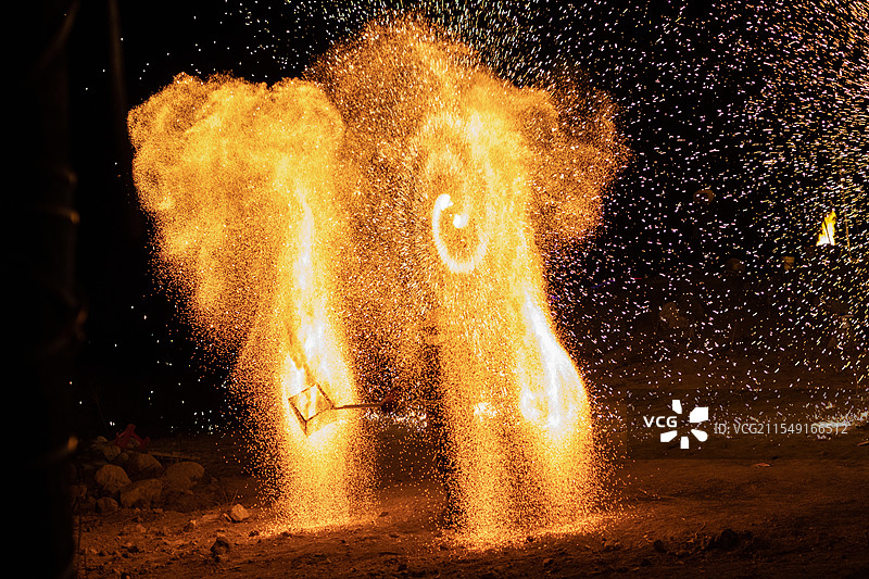 中国传统表演打铁花火壶图片素材