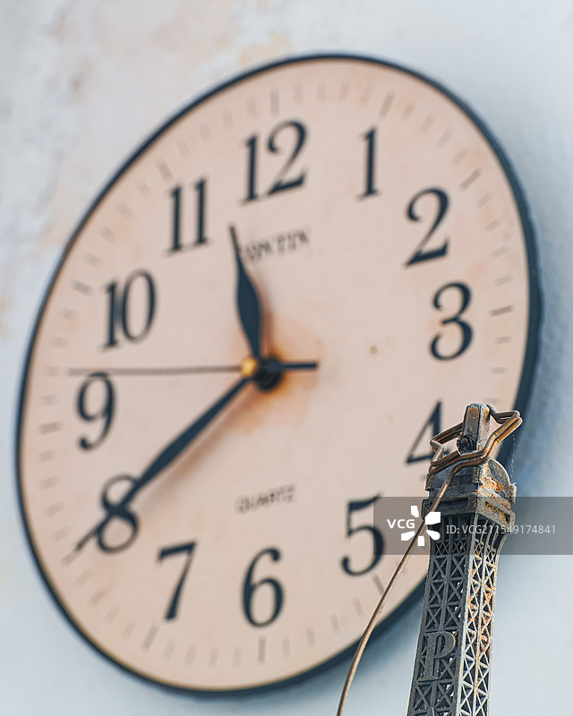 躲在巴黎铁塔模型上的跳蛛图片素材