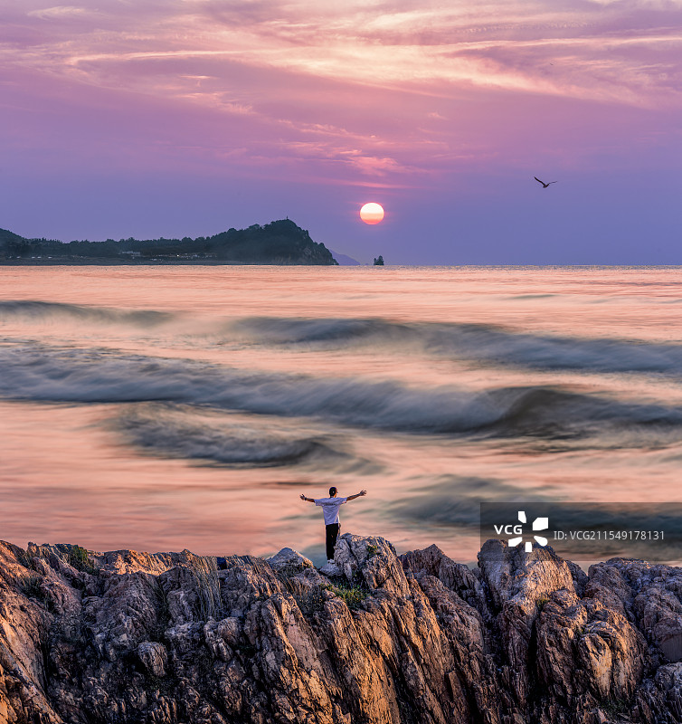 青岛石老人海上日出美景图片素材