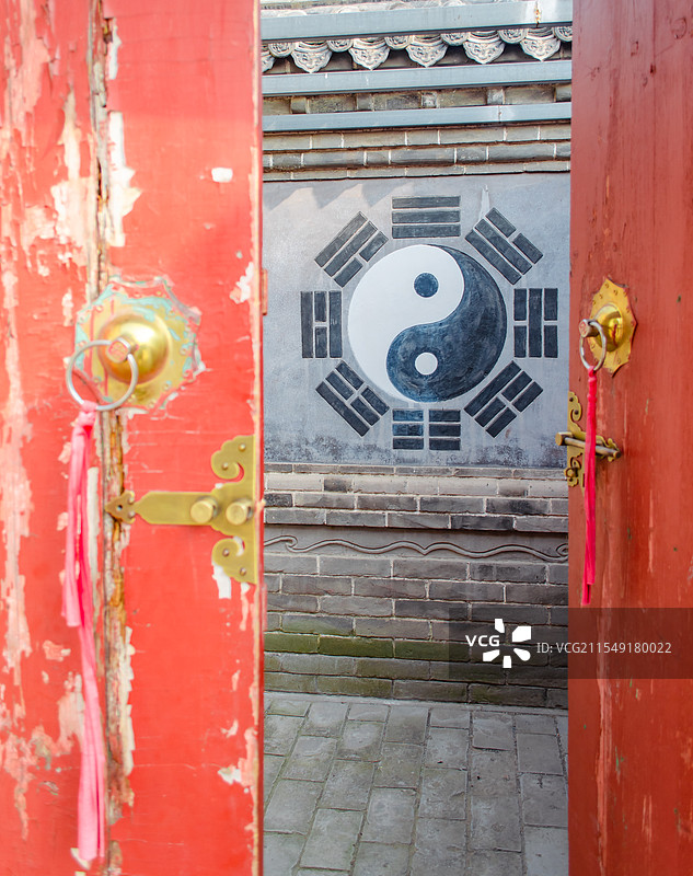 中国山东省泰安市泰山区泰山旅游景区著名景点，老君堂寺庙里传统的乾坤、阴阳、八卦图案，户外白昼无人图像图片素材