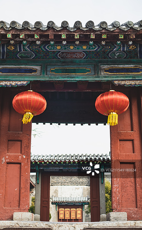 中国山东泰安著名景点泰山旅行旅游目的，泰山第一行宫岱庙，城门悬挂的红灯笼，户外白昼无人图像摄影图片素材