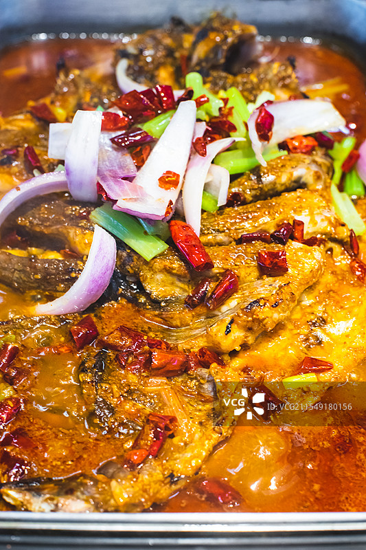 中国餐饮行业饮食产业，传统经典中国食品，一盘子四川烤鱼，洋葱芹菜配菜，室内无人图像图片素材