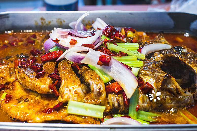 中国餐饮行业饮食产业，传统经典中国食品，一盘子四川烤鱼，洋葱芹菜配菜，室内无人图像图片素材