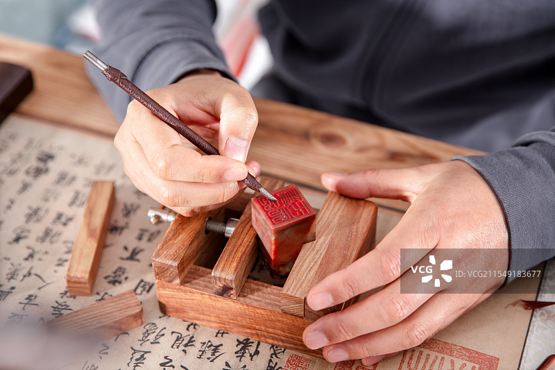 艺术家在篆刻传统印章图片素材