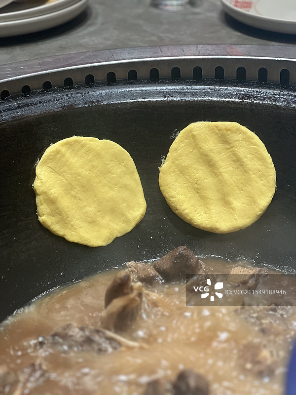 东北铁锅炖贴饼子图片素材