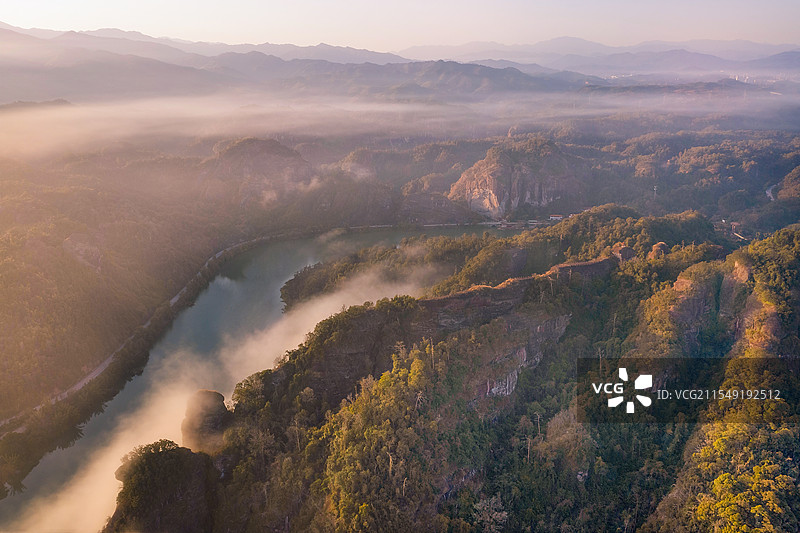 晨雾中的福建永安桃源洞国家4A风景区图片素材