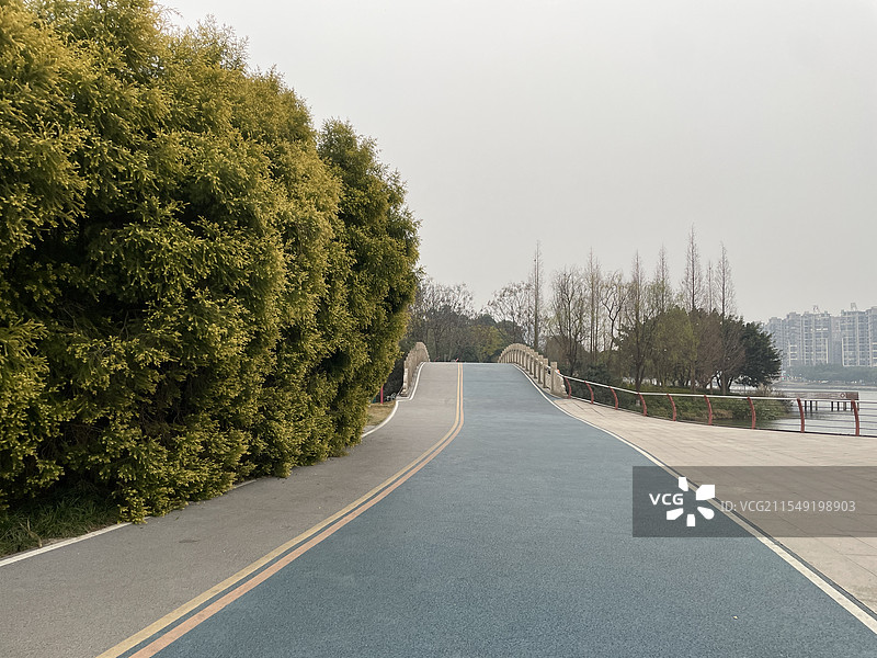 眉山湿地公园的绿道图片素材