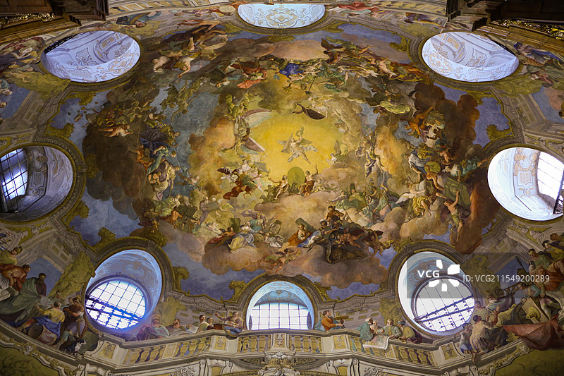 奥地利国家图书馆穹顶上的壁画图片素材