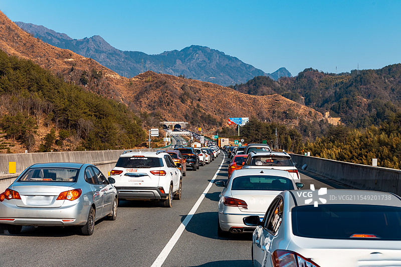 春节返程高峰沪武高速湖北罗田段严重拥堵图片素材