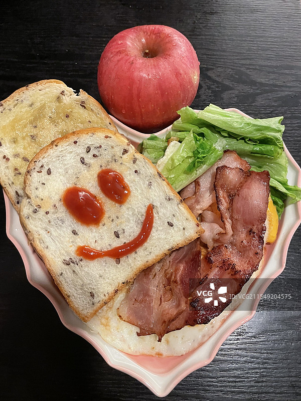 餐桌上的自制食物高视角图片素材