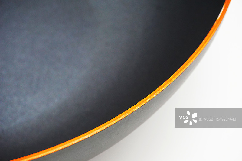 家庭厨房专用的铁炒锅边缘特写图片素材