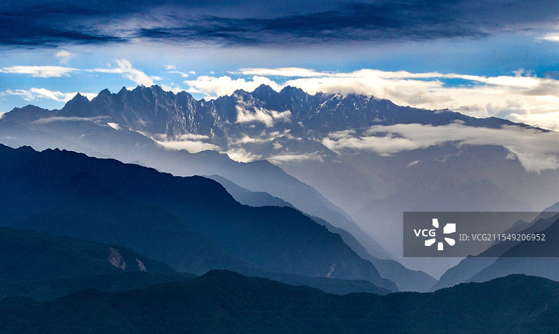 在王岗坪远眺川西高山图片素材
