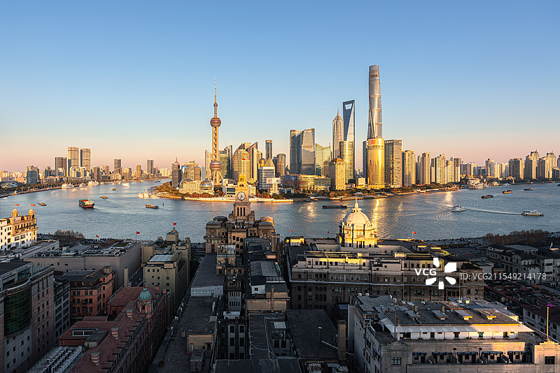 浦江两岸上海二个不同时代的城市天际线图片素材