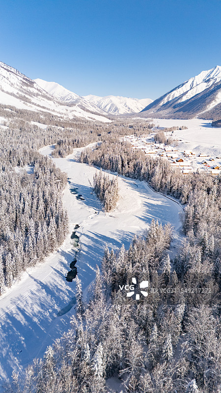 阿勒泰雪村禾木 日出照着雪山森林与禾木河图片素材
