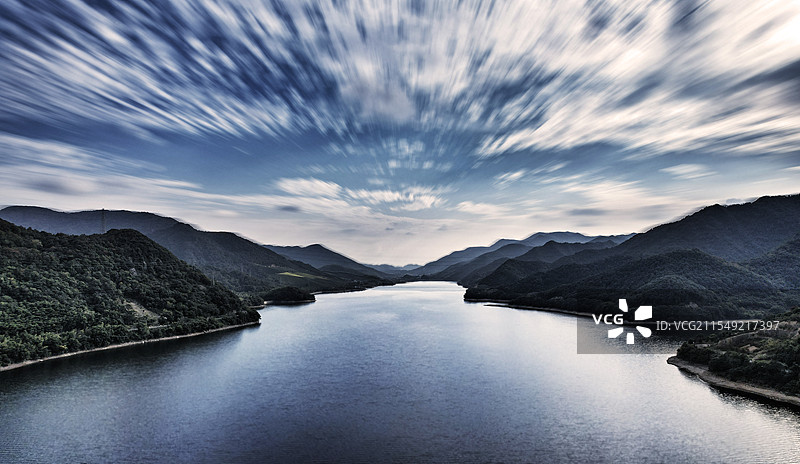 宁波横溪水库，山峦重叠，平静的湖面和动感的云彩形成了反差。图片素材