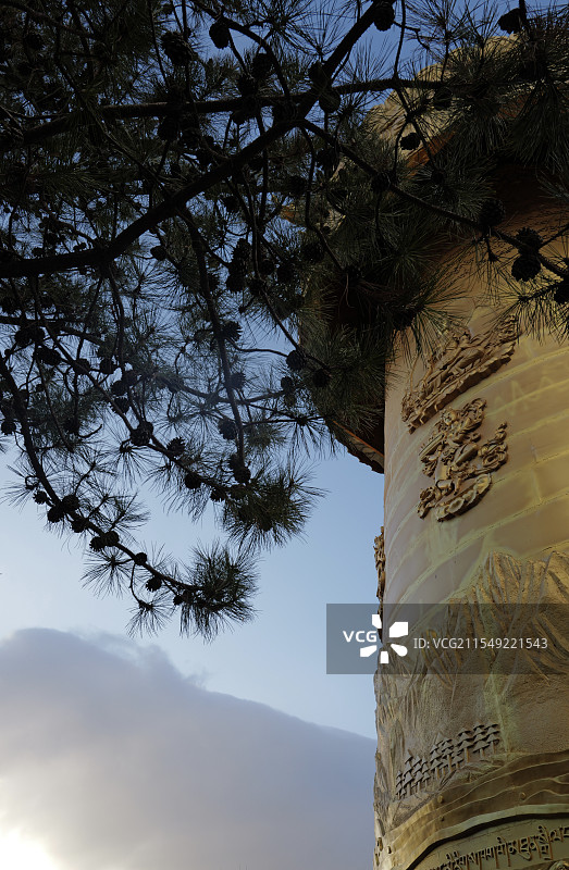 云南香格里拉-独克宗古城龟山公园-大佛寺转经筒图片素材